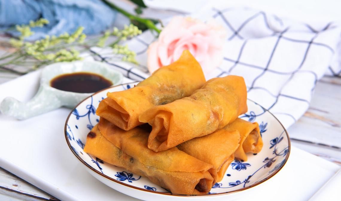 豆芽韭菜春卷，学会自己在家做美食，酥脆可口，超美味的家常菜