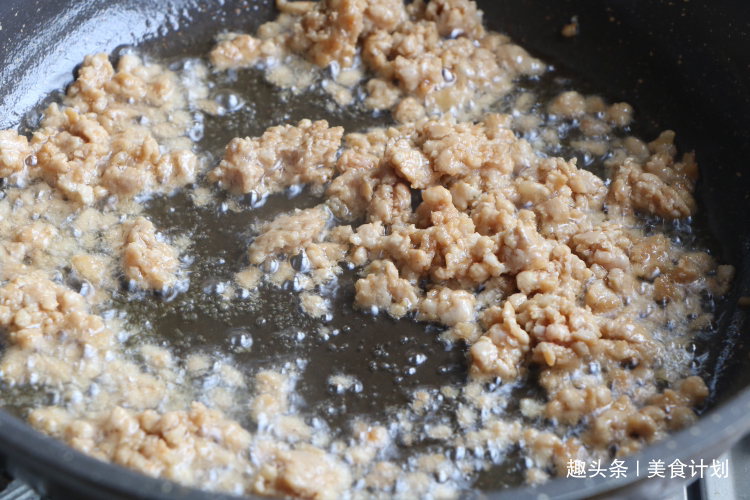 夏天就馋土豆新吃法,搓一搓蒸10分钟,出锅汤汁一滴不剩!