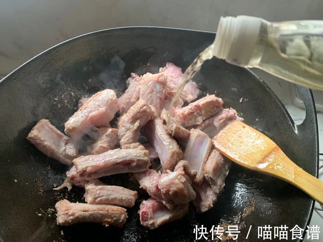 老何说菜丨家庭版红烧排骨，超简单特美味！