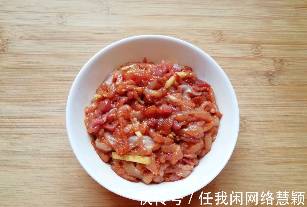 孜然炒肉这样做,满满的烧烤味,焦香脆口,香辣下饭
