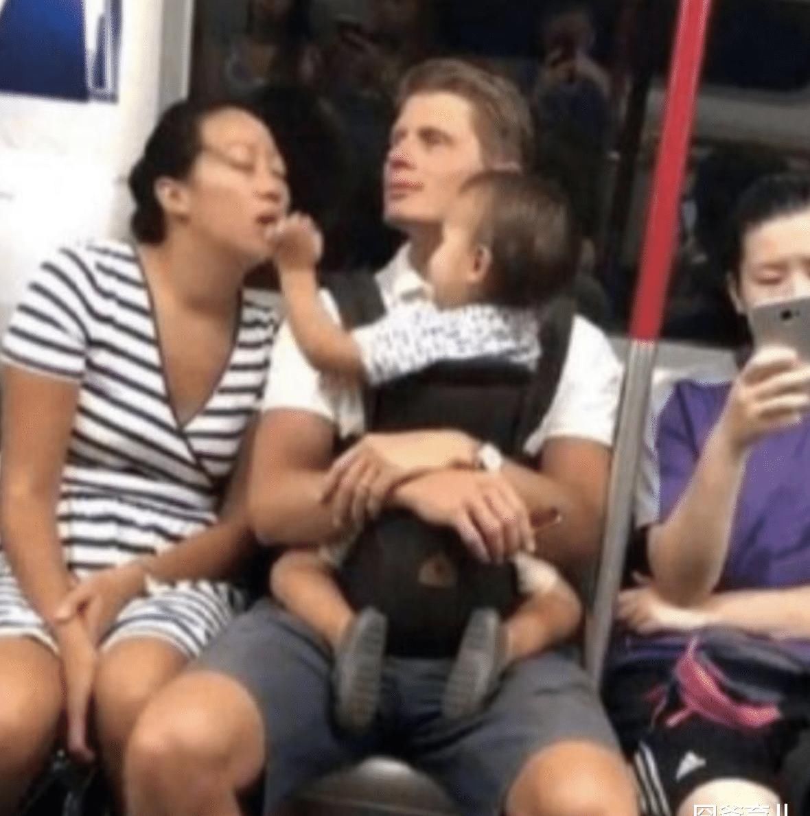 睡着|地铁上,女乘客靠着爸爸睡着,宝宝接下来的反应让人哭笑不得