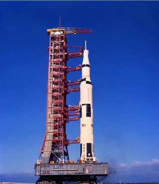 这张照片让人类首次看到地球真实面貌,阿姆斯特朗踏上月球激动人心