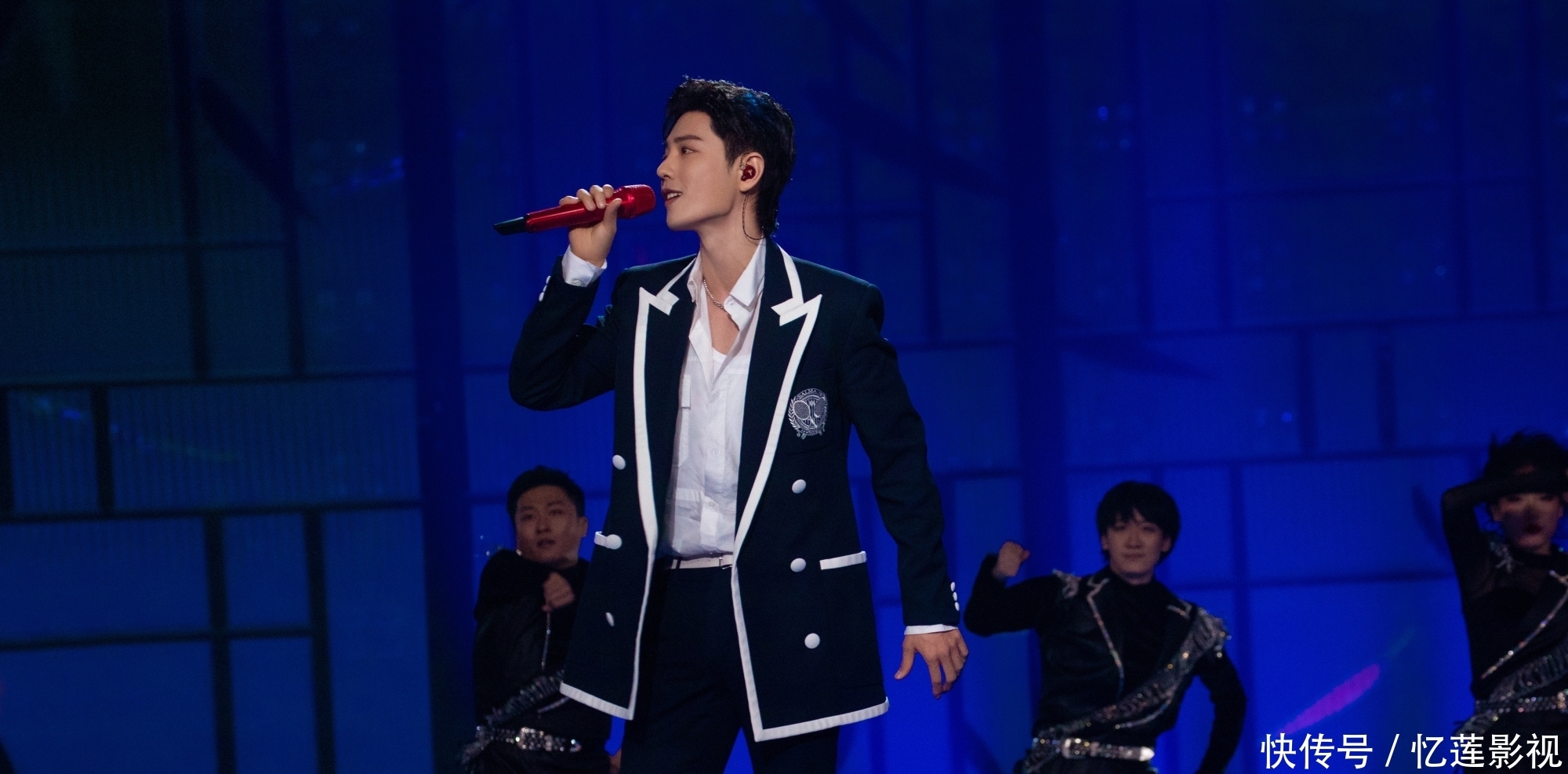 肖战 北京台成功出圈,流量明星撑起晚会热度,艺人客串主持成双刃剑