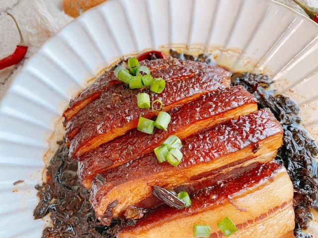 年夜饭必备梅菜扣肉，掌握3点，能出虎皮，而且肥而不腻入口即化