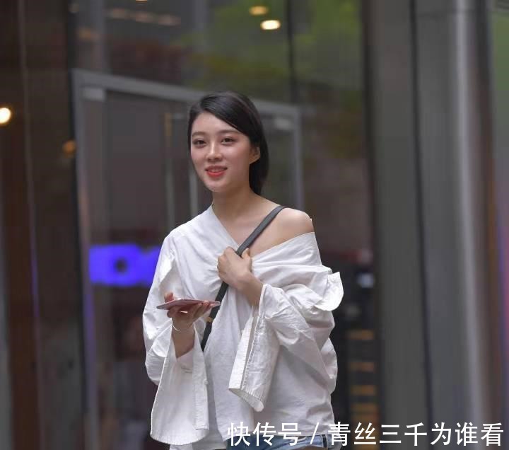 街拍|街拍小姐姐穿衣“不正经”，这么严肃的白衬衣被她穿成这样！