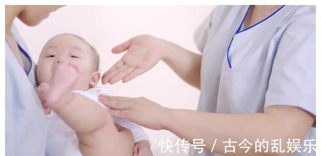 宝妈|宝宝吃奶时总喜欢“扭来扭去”,并不是因为太开心,别误读了
