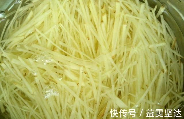 陈醋|炒土豆丝之前，多加两步，土豆丝又香又脆，大厨都这么炒