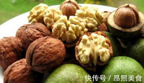 食用|核桃是早上吃好还是晚上吃好?医生告诉你最佳的食用时间,别错了
