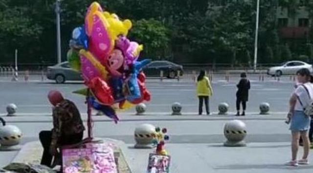 小恶魔|妈妈抱儿子出门,刚出小区就捂住孩子双眼,其他家长又学到一招