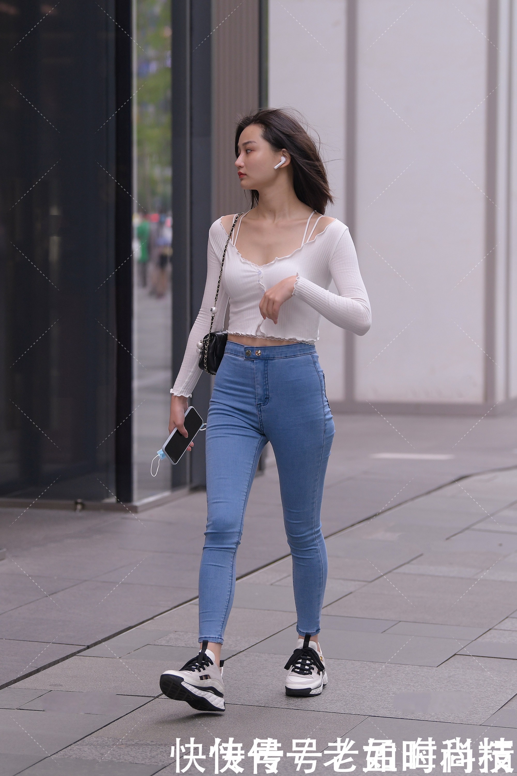 街拍白色上衣、牛仔裤和运动鞋,干净中透着精致的气息