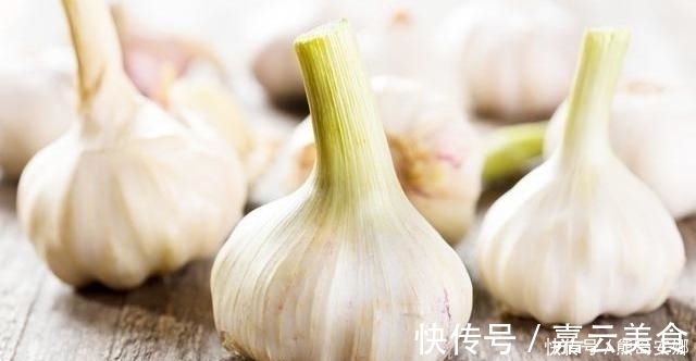 才知道大蒜可以这样保存,不会发芽,不会干瘪,大半年不会坏