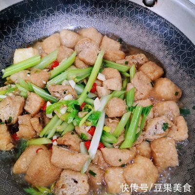 2g油|10分钟快手菜香芹炒油豆腐，做饭不发愁