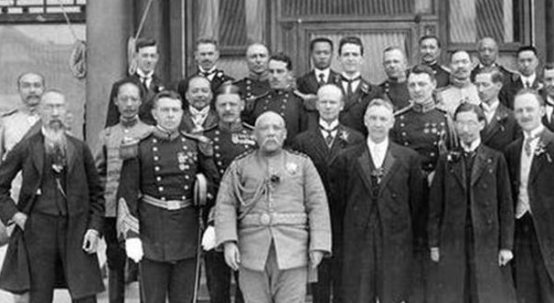 中国|一大臣上朝时,因为轿夫脚崴而迟到,改变中国历史