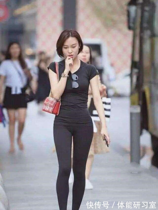 黑色 黑色打底裤搭配短款红色上衣,柔滑细腻,较青春时尚!
