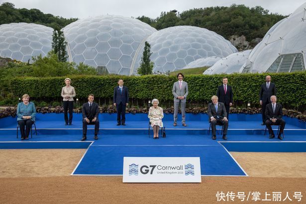 默克尔|英国女王佩戴祖母绿绿胸针，展开微妙时尚外交