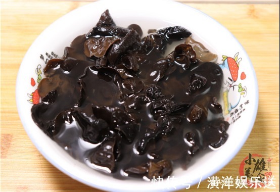 泡木耳,用冷水还是热水都不对,教你一招,1分钟泡发又大又软