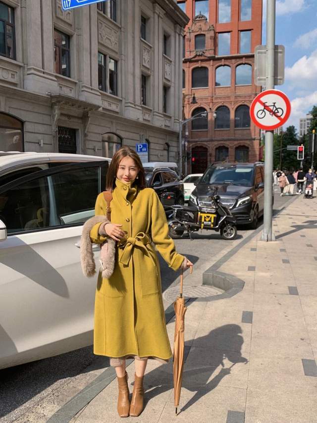小姐姐 秋冬有哪些高级穿搭?还是大衣搭配半身裙或长裤够拉风,又飒又美