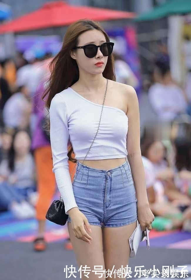 热裤 个性单肩上衣,搭配简单的牛仔热裤,让整个人更加魅力动人