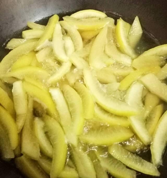 这种水果,皮比肉宝贵多了,可惜很多人不懂,总把它当垃圾丢掉