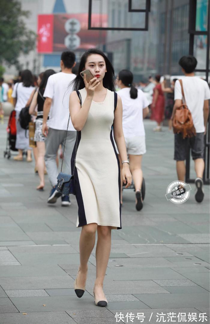 倾国倾城|街拍倾国倾城的包臀裙美女,说一句是“魔鬼”身材一点也不过分