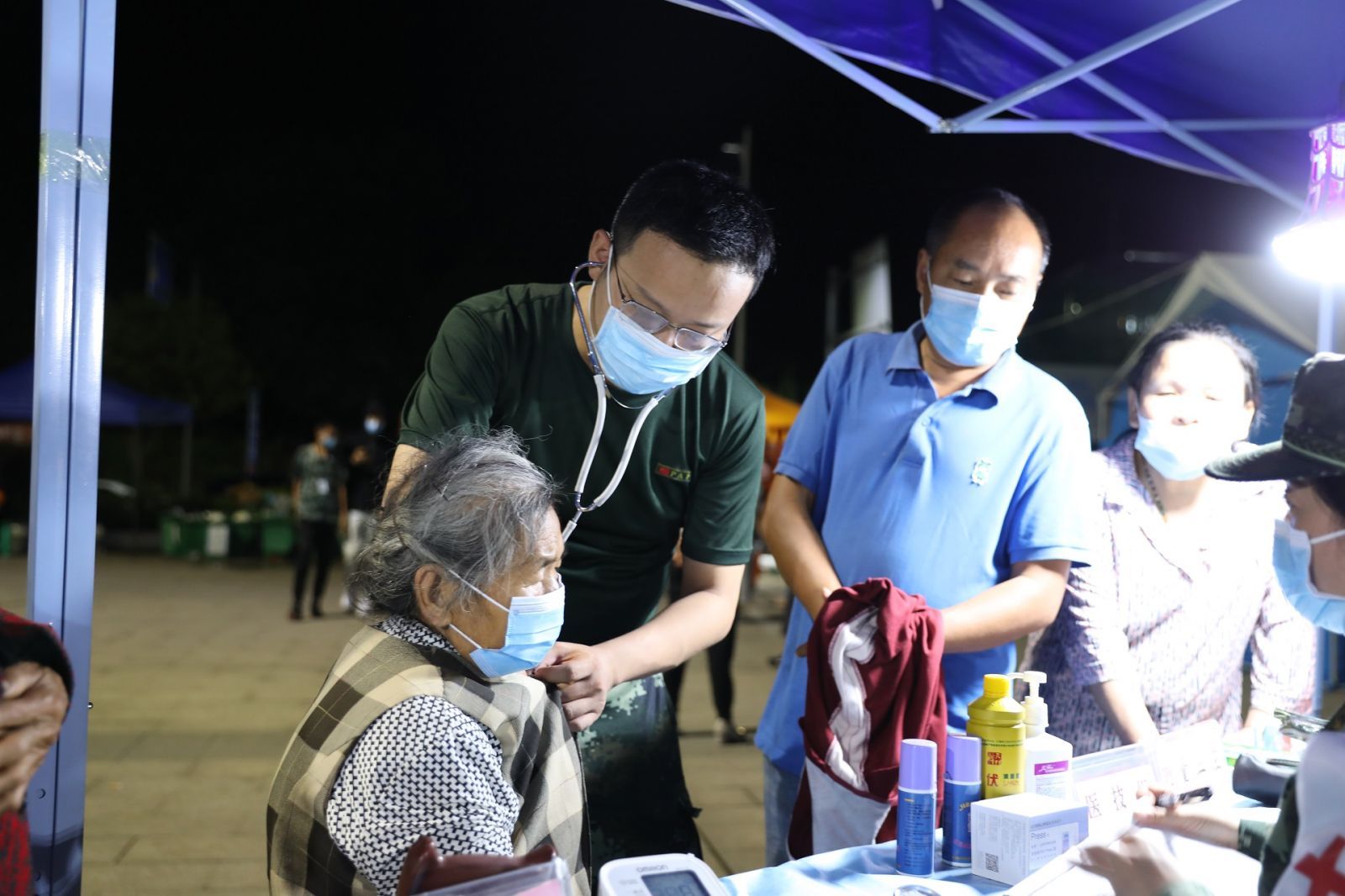 安置|海报直击丨泸州震后首夜：安置点有餐食有医生，孩子们在帐篷里读书