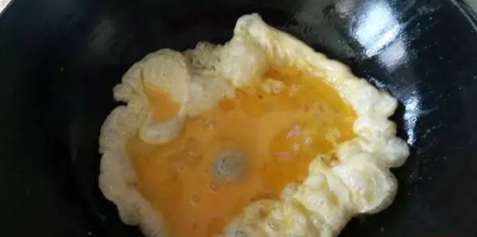 用1个青椒2个鸡蛋,做了一碗酱,全桌的人抢着吃