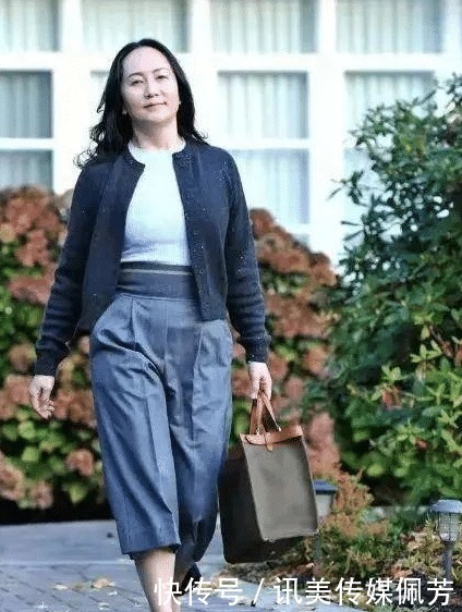 红色|难怪孟晚舟不畏磨难!穿红色睡袍大衣是女强人,可牵手老公有依赖