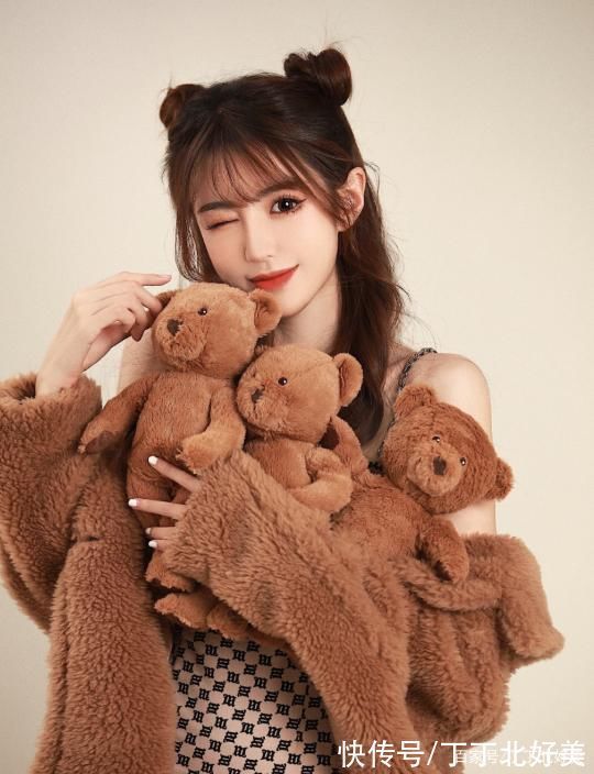 丸子头 别披头散发了,学学这3款超减龄的扎发发型,轻松美过同龄人