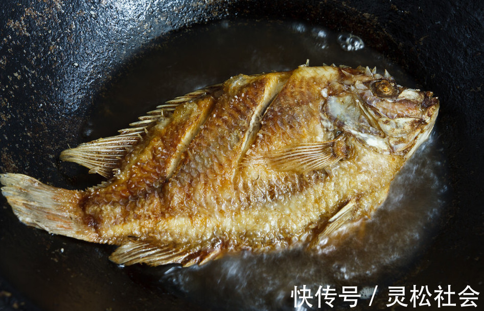 我和爸爸|煎鱼时,牢记3个诀窍,鱼皮完整不粘锅,还省油,太实用了