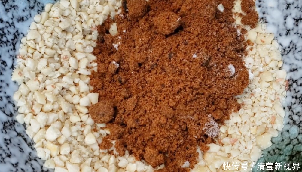 小米别再熬粥了,加2个鸡蛋,简单一做,营养又美味,出锅抢着吃