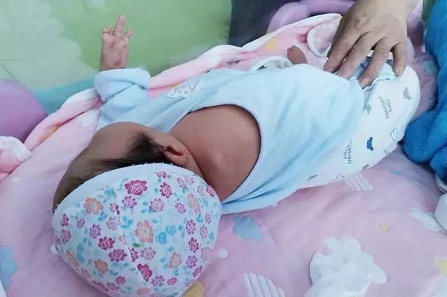 畸形|四维彩超显示胎儿双手握拳,孩子生下来竟然没右臂,母亲伤心欲绝