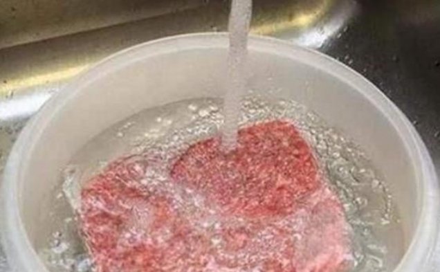 融化肉的时候，先不要用水泡，教你“三招”，快速融化，像新鲜的肉一样