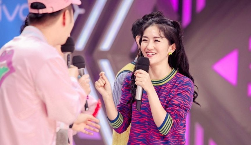 谢娜上央视主持节目,不顾形象当众脱鞋跳舞,网友:没素质