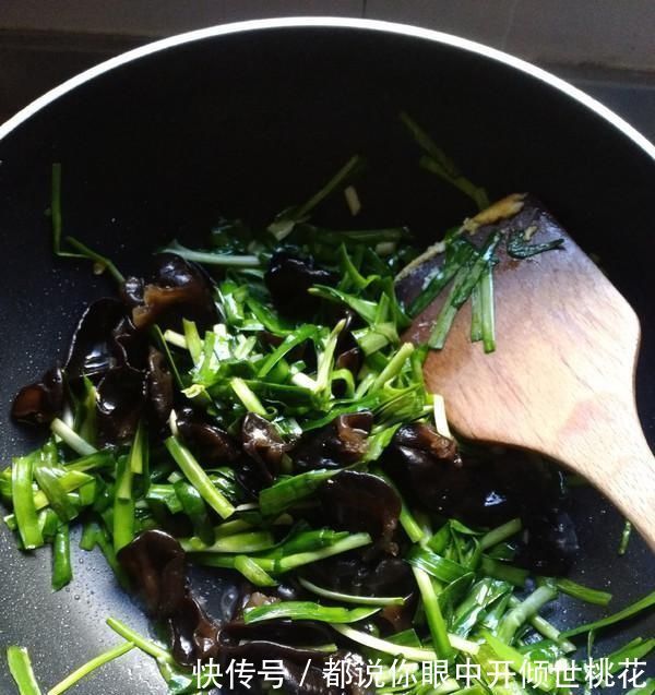 木耳炒鸡蛋|这菜，含铁量是猪肝的3倍，是核桃的6倍，女性常吃补血养颜