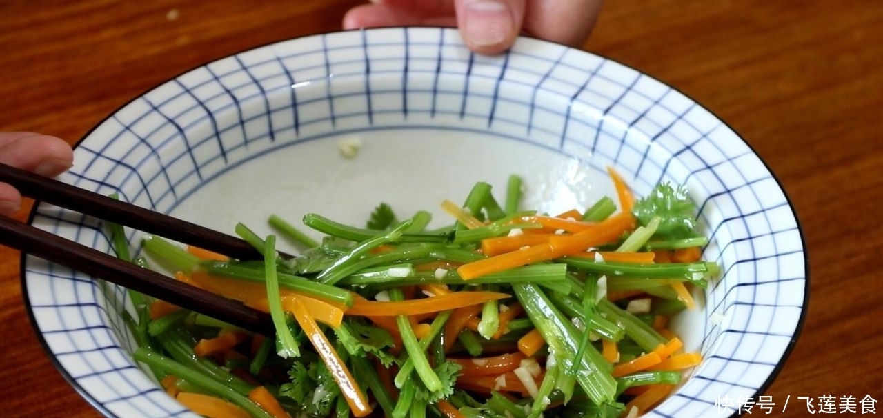 凉拌鸡胗别直接焯水,先卤后拌更入味,脆嫩爽口,下饭又下酒