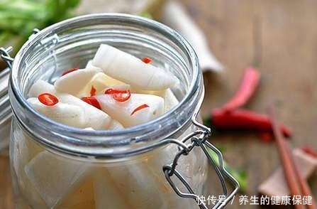 腌萝卜时,盐和糖哪个先放有人做错了,难怪萝卜难吃,一点不脆!