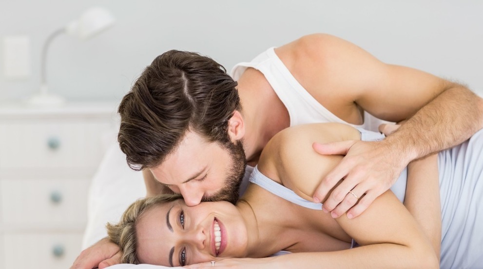 男性|异性同睡时,男性3个小动作让女性很“受用”,要主动发起进攻