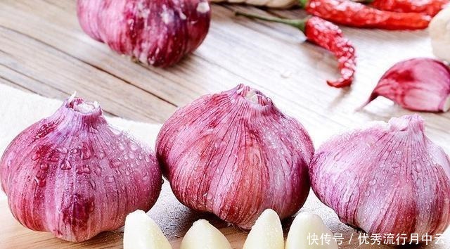 买大蒜,紫色还是白色蒜农不要买炒蒜,膨胀剂太多了