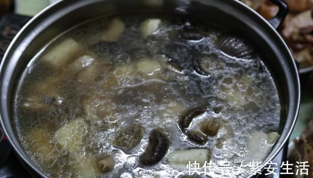 晒晒我家年夜饭,300块钱做了6菜1汤,8个人吃得开开心心