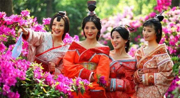 妃子|皇帝打猎遇野熊，侍卫都惊慌逃命，妃子只身挡住，皇帝：你不怕吗