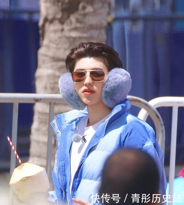 蔡徐坤 “跑男”在三亚录节目,别的嘉宾穿得很清爽,就蔡徐坤穿羽绒服