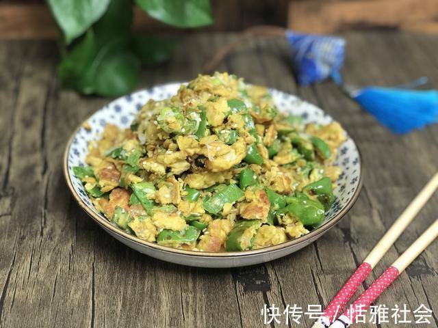 辣椒炒鸡蛋|辣椒炒鸡蛋“农村版”做法，奶奶吃了一辈子，外焦里嫩特别下饭