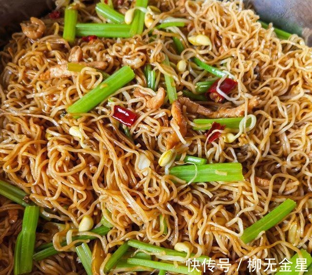 芹菜|芹菜肉丝蒸卤面,肉丝香嫩,芹菜色泽漂亮!