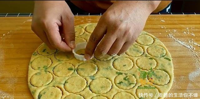 想吃葱油饼干不用买,教你在家做,酥脆咸香,葱香浓郁特解馋!