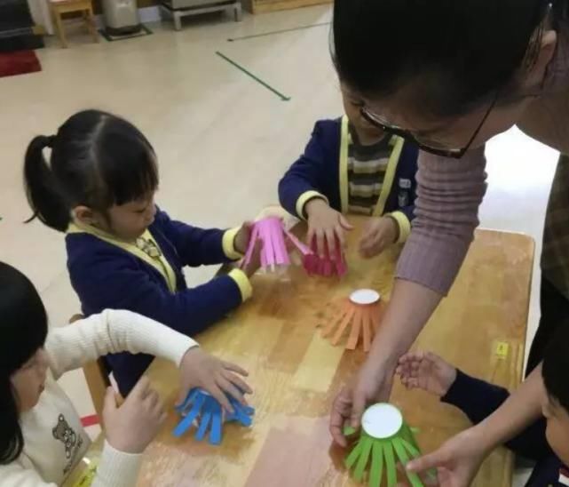 女大学生因“懒”出名，自制“零食帘”吃喝在床上，臭袜子攒一盆