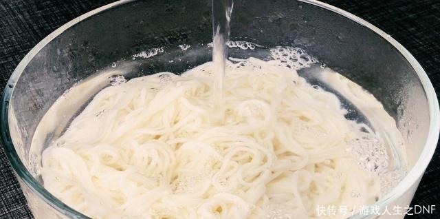 凉拌面学会这样做,酸辣爽口,开胃解腻,一盆根本不够吃,解馋!