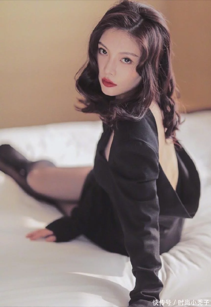 徐冬冬真是“放得开”，穿露背裙搭黑丝美艳动人，身材好就是任性