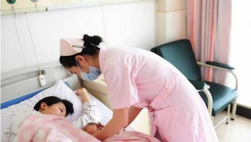 产房|宝妈产房内分娩,5岁女儿独自在门外等待,孩子的话让人哽咽了