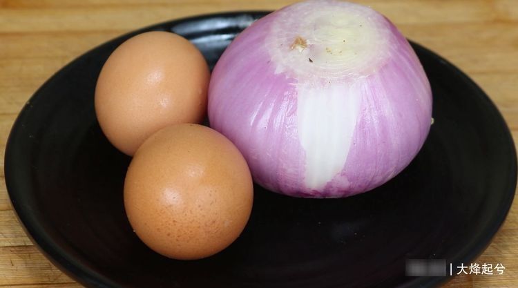洋葱最好吃做法，打入2个鸡蛋，没想到很好吃，太香了