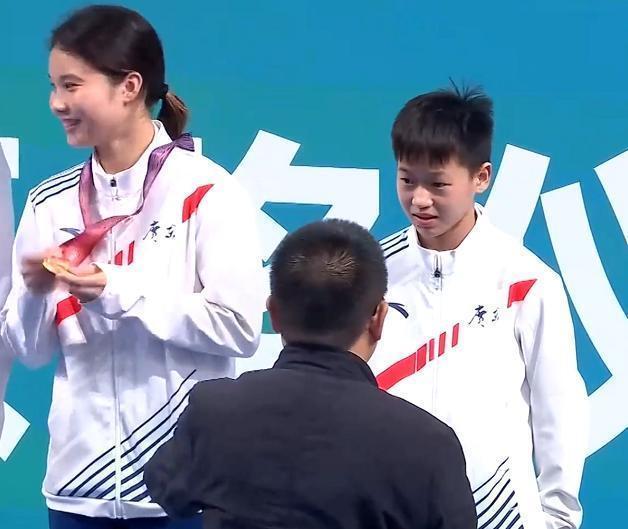天才少女|32天后全红婵再夺冠!颁奖嘉宾和14岁天才唠不停,红姐被逗笑了